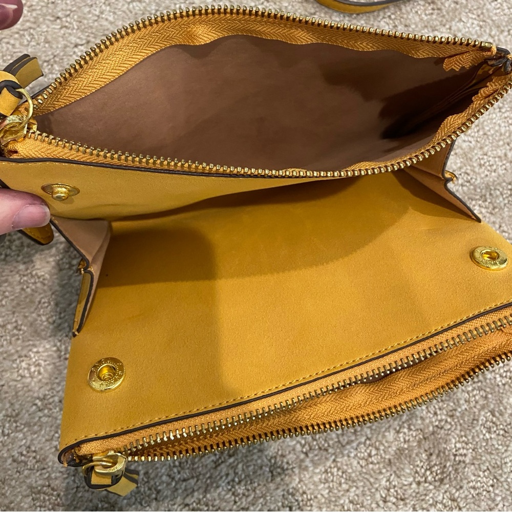 Crossbody bag. - Picture 9 of 10